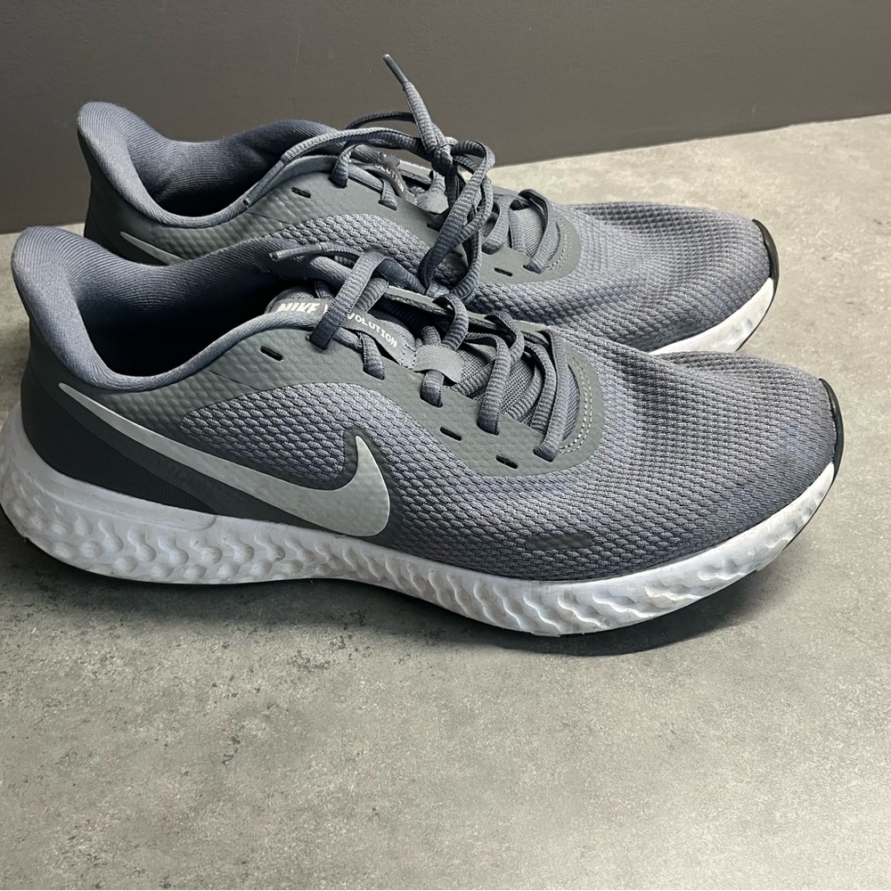Men’s Nike Revolution Running shoes size 10 EUC